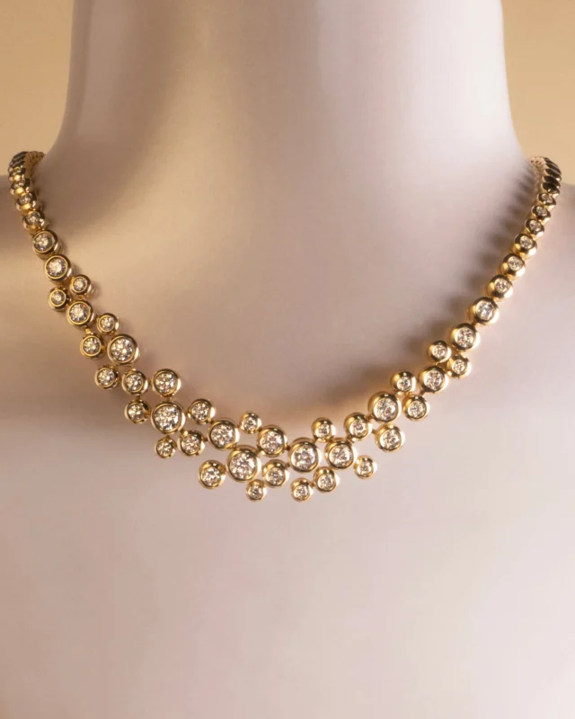 The Bubble collection reflects Leo Pizzo’s vision of modern fine jewellery.
A vertical rhythm of diamonds, like delicate bubbles, creates a refined and luminous elegance.

Collezione Bubble 29532C