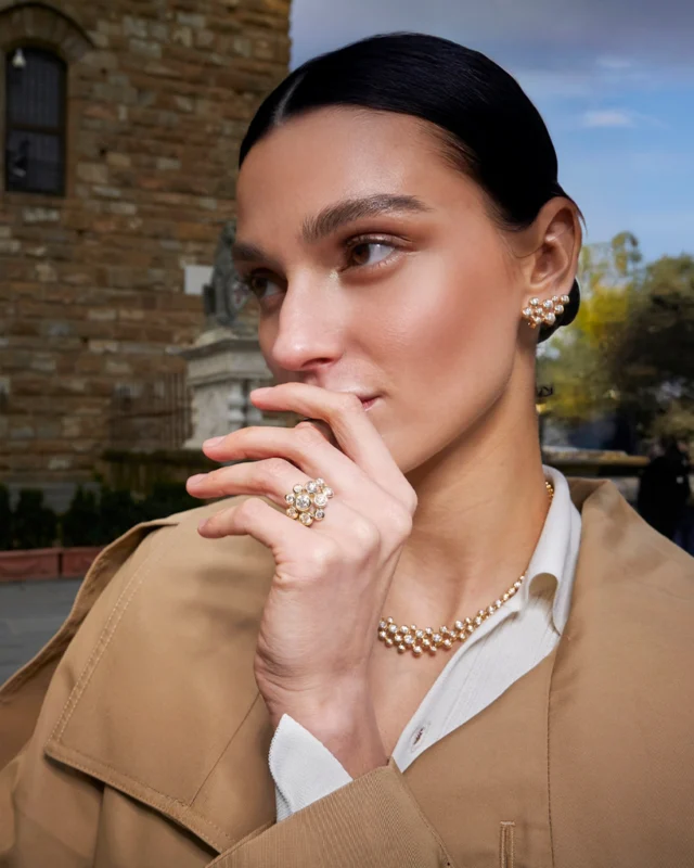 The Bubble collection reflects Leo Pizzo’s vision of modern fine jewellery.
A constellation of diamonds, like delicate bubbles, creates a refined and luminous elegance.

Collezione Bubble 29530C-29532C-29723C