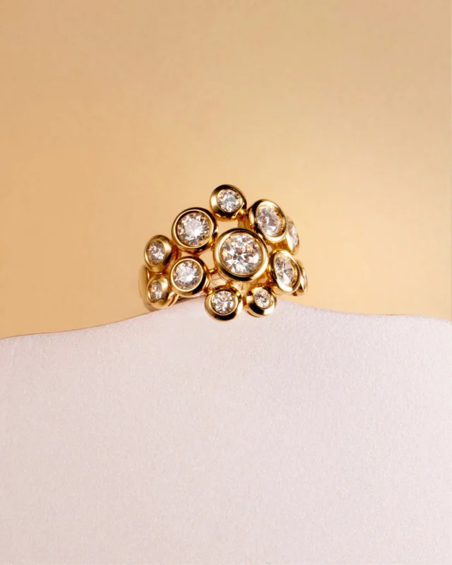 The Bubble collection reflects Leo Pizzo’s vision of modern fine jewellery.
A constellation of diamonds, like delicate bubbles, creates a refined and luminous elegance.

Collezione Bubble 29530C