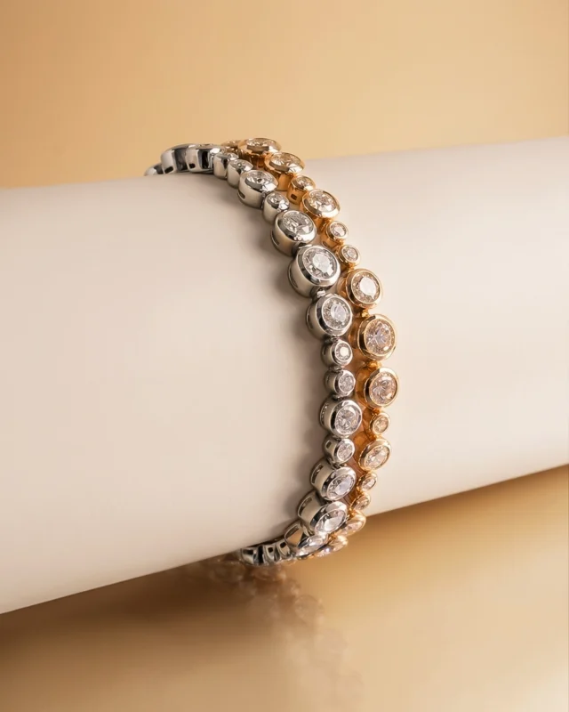 The Bubble collection reflects Leo Pizzo’s vision of modern fine jewellery.
A vertical rhythm of diamonds, like delicate bubbles, creates a refined and luminous elegance.

Collezione Bubble 29519