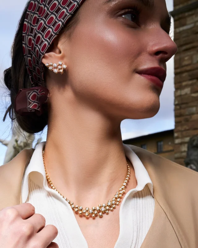 The Bubble collection reflects Leo Pizzo’s vision of modern fine jewellery.
A constellation of diamonds, like delicate bubbles, creates a refined and luminous elegance.

Collezione Bubble 29723C-29532C