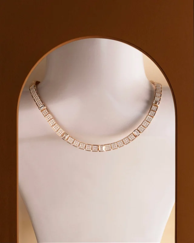 Light that moves with you, elegance that stays.
The Polo Collection by Leo Pizzo embodies contemporary sophistication through refined geometry and radiant details.

Collezione Polo 29414C