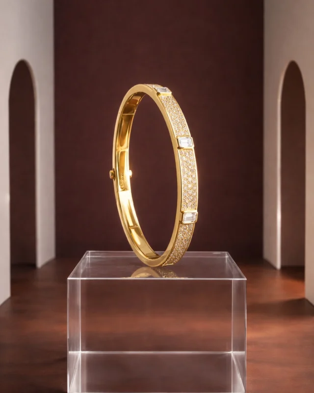 Sculpted lines, precious details.
The Polo Collection expresses character and modernity, turning every gesture into a statement of style.

Collezione Polo 29404C-29043C2