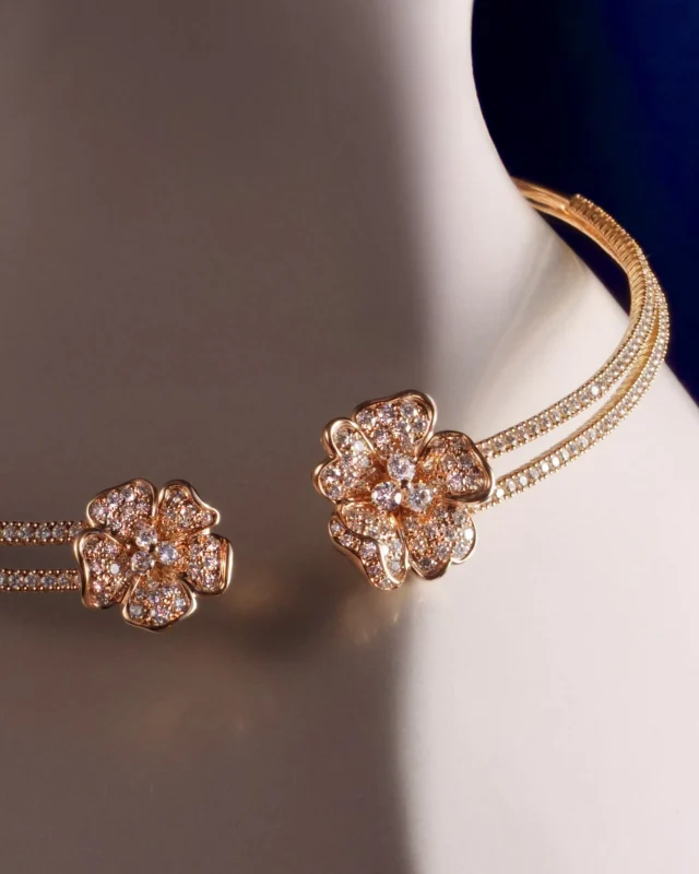 Nature’s beauty, reimagined in light and gold.
With Flora, every detail becomes a symbol of grace and femininity.

Collezione Flora 28999D