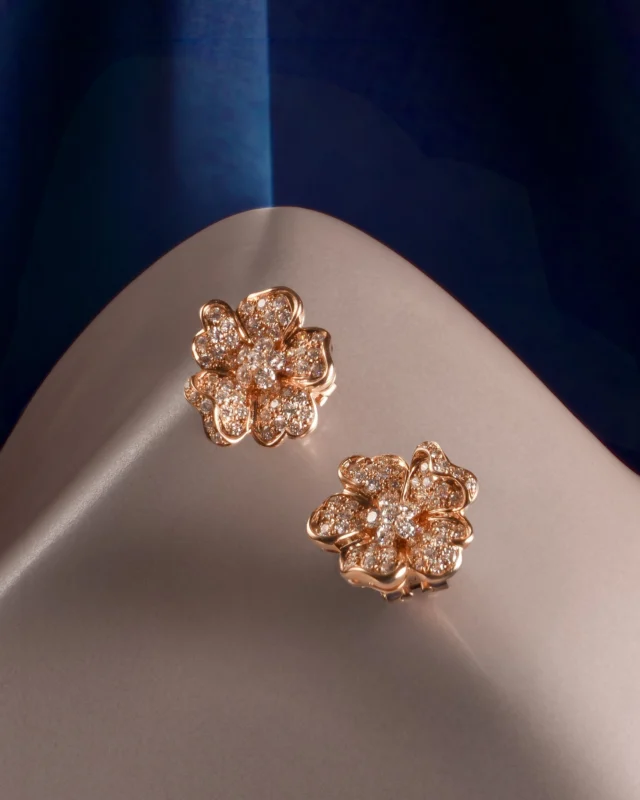 Nature’s beauty, reimagined in light and gold.With Flora, every detail becomes a symbol of grace and femininity.Collezione Flora 17840DG