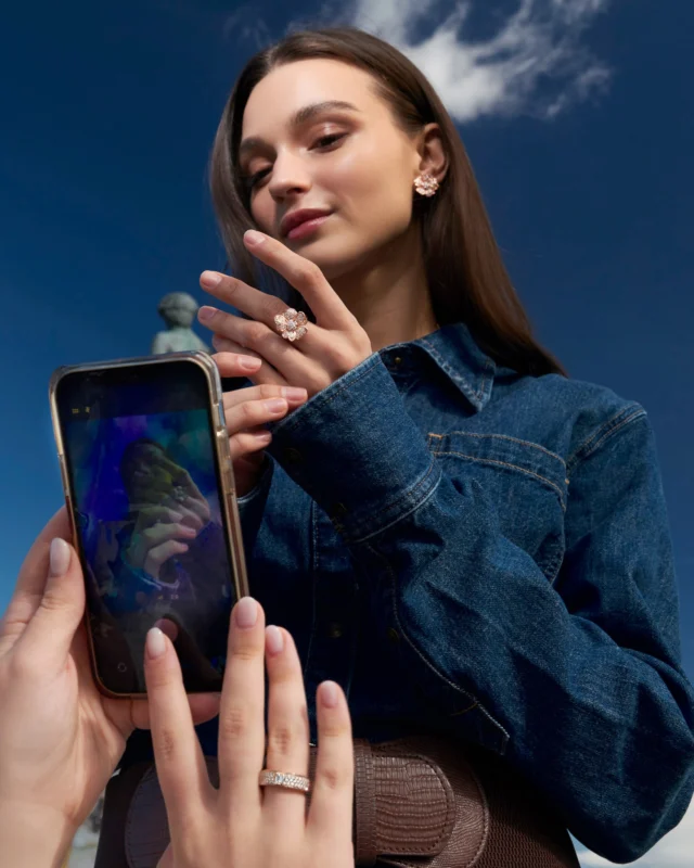 Nature’s beauty, reimagined in light and gold.
With Flora, every detail becomes a symbol of grace and femininity.

Collezione Flora 21790DMG-17840DG