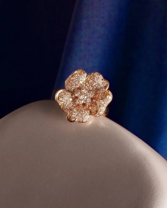 Nature’s beauty, reimagined in light and gold.With Flora, every detail becomes a symbol of grace and femininity.Collezione Flora 21790DMG