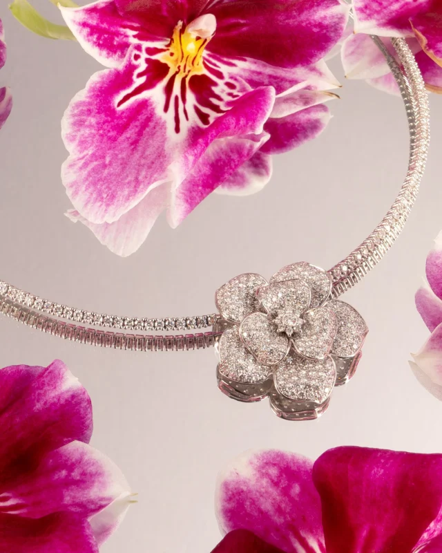 Nilufar chocker distills nature into design: harmonious volumes, brilliant pavé and essential lines for a contemporary style icon.

Collezione Flora 29776B