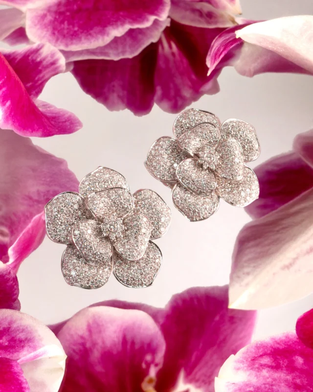 Nilufar earrings distills nature into design: harmonious volumes, brilliant pavé and essential lines for a contemporary style icon.

Collezione Flora 29771B