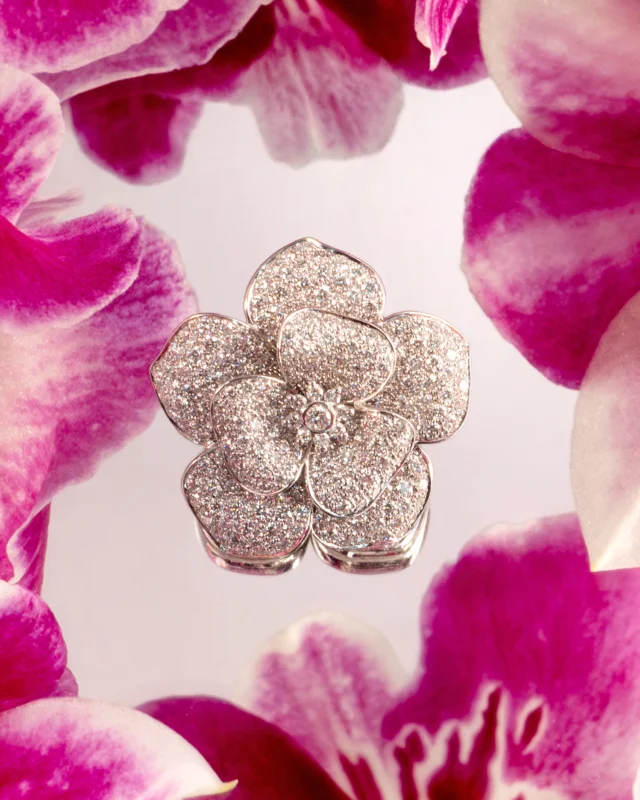 Nilufar ring distills nature into design: harmonious volumes, brilliant pavé and essential lines for a contemporary style icon.

Collezione Flora 29770B