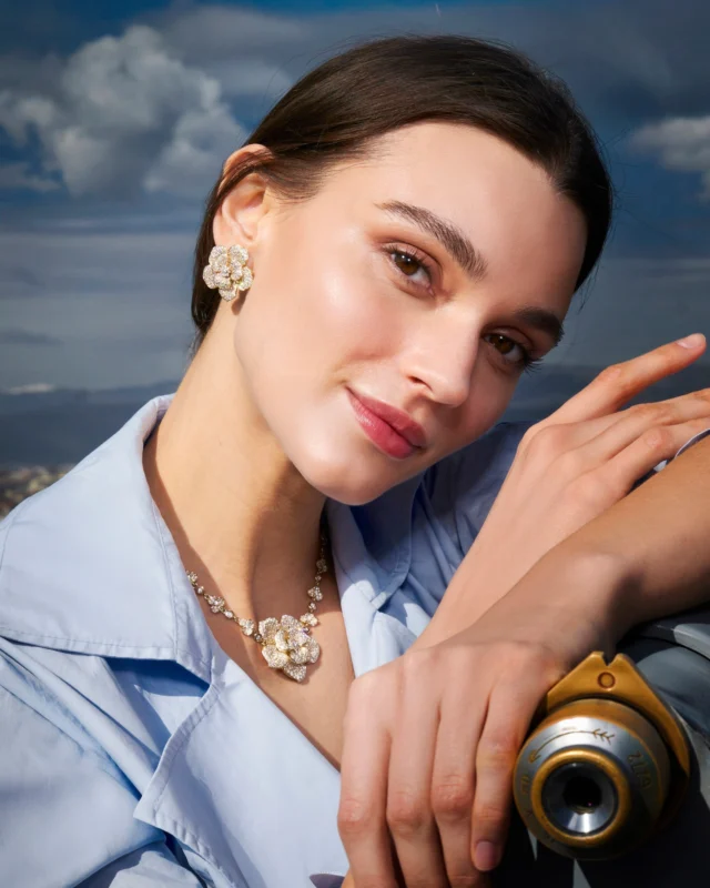 An Italian journey through light, art, and timeless details.
The Nilufar set in 18k yellow gold and diamonds captures the essence of Italian elegance.

Collezione Flora 29771C-28330C