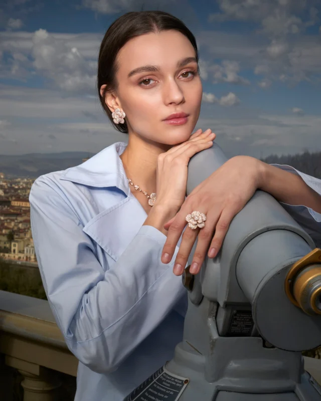 An Italian journey through light, art, and timeless details.
The Nilufar set in 18k rose gold and diamonds captures the essence of Italian elegance.

Collezione Flora 29771D-28330D-29770D