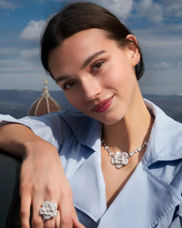 An Italian journey through light, art, and timeless details. 
The Nilufar set in 18k white gold and diamonds captures the essence of Italian elegance.

Collezione Flora 29770B-28330B