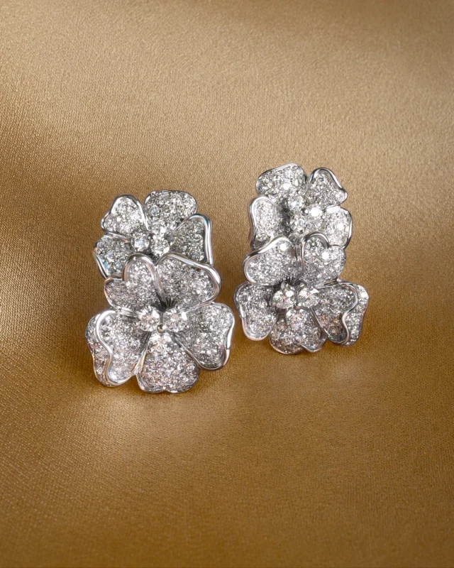 Every petal of these double Flora earrings is transformed into a celebration of elegance, artistry, and pure emotion.
They don’t follow the light. They create it.

Collezione Flora 17401B