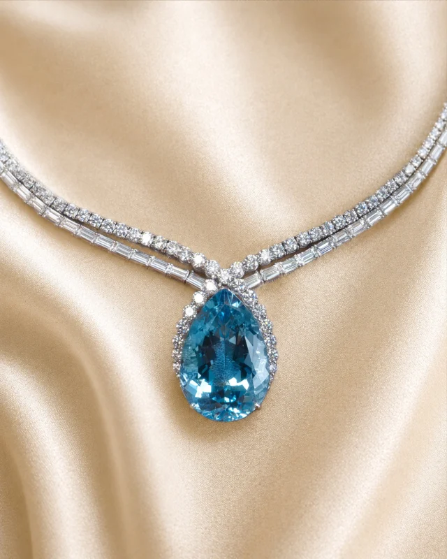 The magnificent necklace crafted in 18-carat white gold, distinguished by its extraordinary pear-cut aquamarine center stone weighing over 25 carats.
Surrounding this absolute protagonist gemstone, a sophisticated interplay of volumes and reflections comes to life through 100 natural baguette-cut diamonds and 165 natural brilliant-cut diamonds.
The two diamond strands gracefully adorning the neck flow in perfect balance of luminosity and movement, creating a visual symphony of extraordinary elegance. This is where the new Sinfonia Collection takes its name from, resulting in a masterpiece of art and Italian craftsmanship.

Collezione Sinfonia 29174BA