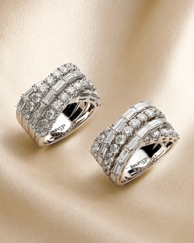 The Sinfonia parure is completed with natural brilliant-cut and baguette-cut diamond rings that echo the collection’s aesthetic language while amplifying its sophisticated identity. 
Sinfonia represents the perfect encounter between technique, balance, and the poetry of light: iconic creations destined to become timeless.

Collezione Sinfonia 29789B-29791B