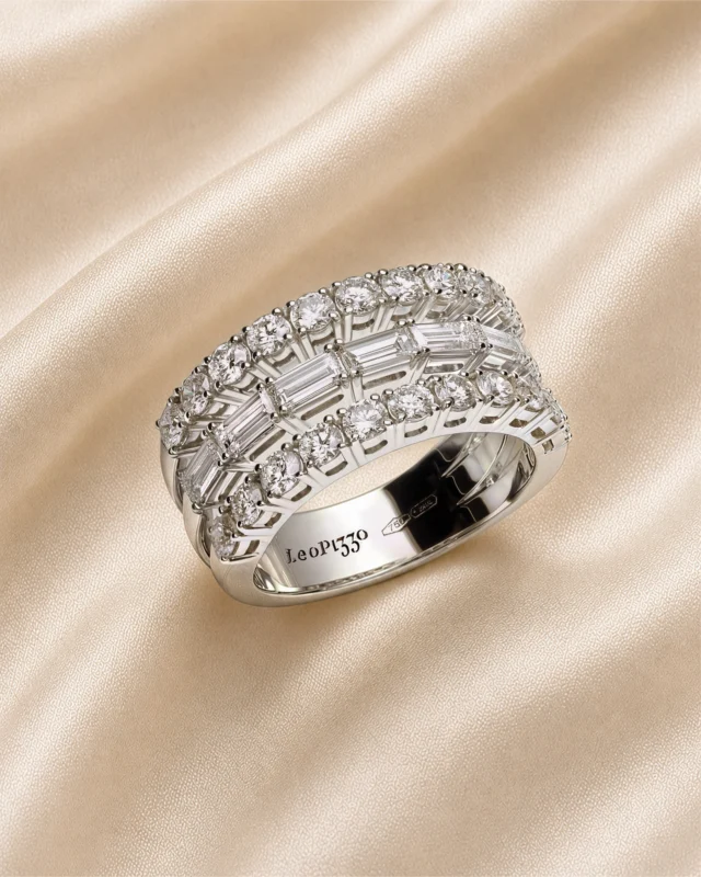 Elegance has its own rhythm. Sinfonia is born from the meeting of two strands of diamonds — baguette and brilliant — resonating in perfect accord around your finger. The soundtrack to your most precious moments.

Collezione Sinfonia 29321B-29322B-29326B