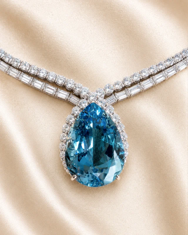The magnificent necklace crafted in 18-carat white gold, distinguished by its extraordinary pear-cut aquamarine center stone weighing over 25 carats.
Surrounding this absolute protagonist gemstone, a sophisticated interplay of volumes and reflections comes to life through 100 natural baguette-cut diamonds and 165 natural brilliant-cut diamonds.
The two diamond strands gracefully adorning the neck flow in perfect balance of luminosity and movement, creating a visual symphony of extraordinary elegance. This is where the new Sinfonia Collection takes its name from, resulting in a masterpiece of art and Italian craftsmanship.

Collezione Sinfonia 29174BA