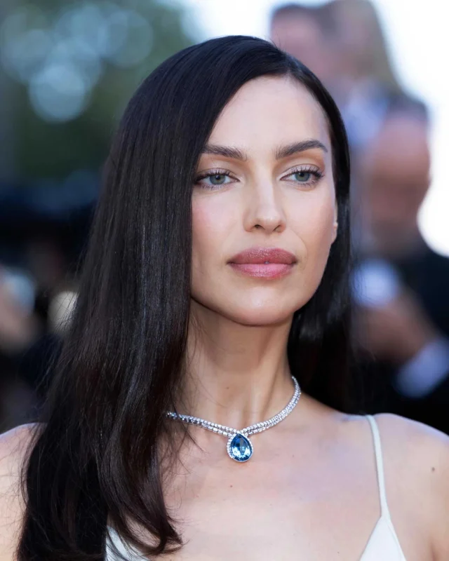 The symphony of elegance plays on the Croisette. ✨
Top model @irinashayk graces the Cannes red carpet adorned in Leo Pizzo's Sinfonia collection — where baguette and brilliant-cut natural diamonds set the rhythm and a superbe aquamarine pendant takes center stage.

Collezione Sinfonia 29174BA