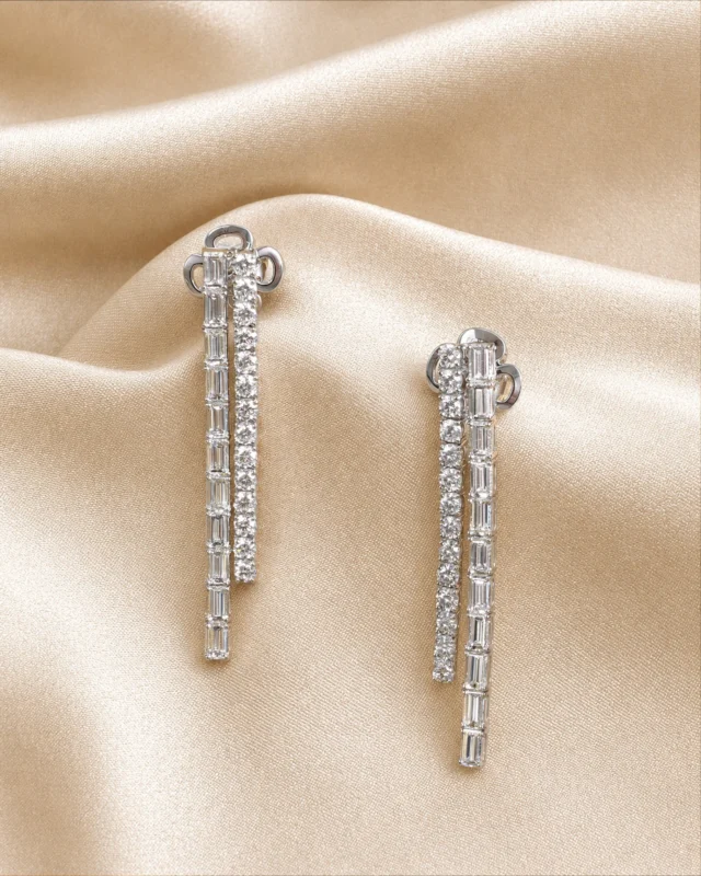 Elegance has its own rhythm. Sinfonia is born from the meeting of two strands of diamonds — baguette and brilliant — cascading in perfect accord. 
The soundtrack to your most precious moments.

Collezione Sinfonia 29323B