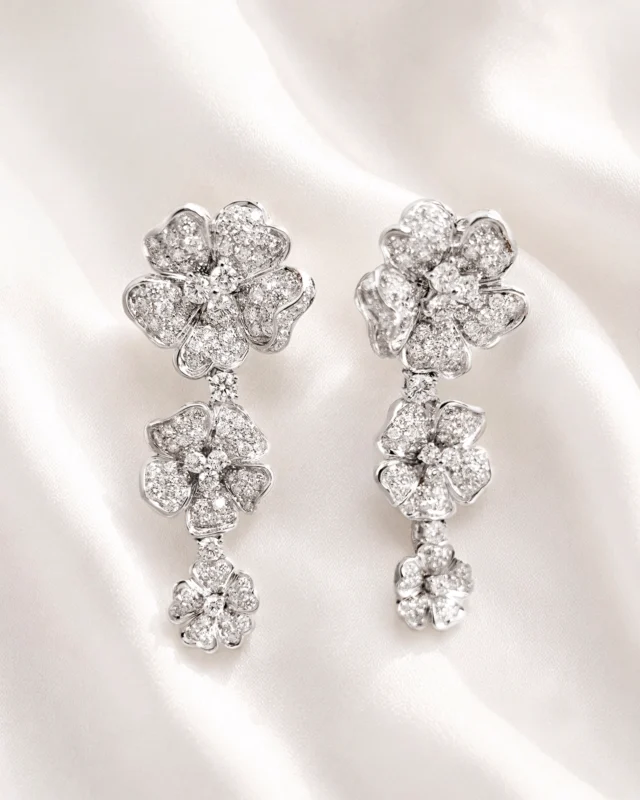 Some flowers never fade. 
Entirely set in pavé natural diamonds and white gold, the Flora ring and earrings captures the timeless grace of a blossom in its most luminous form.

Collezione Flora 29390B-17350B