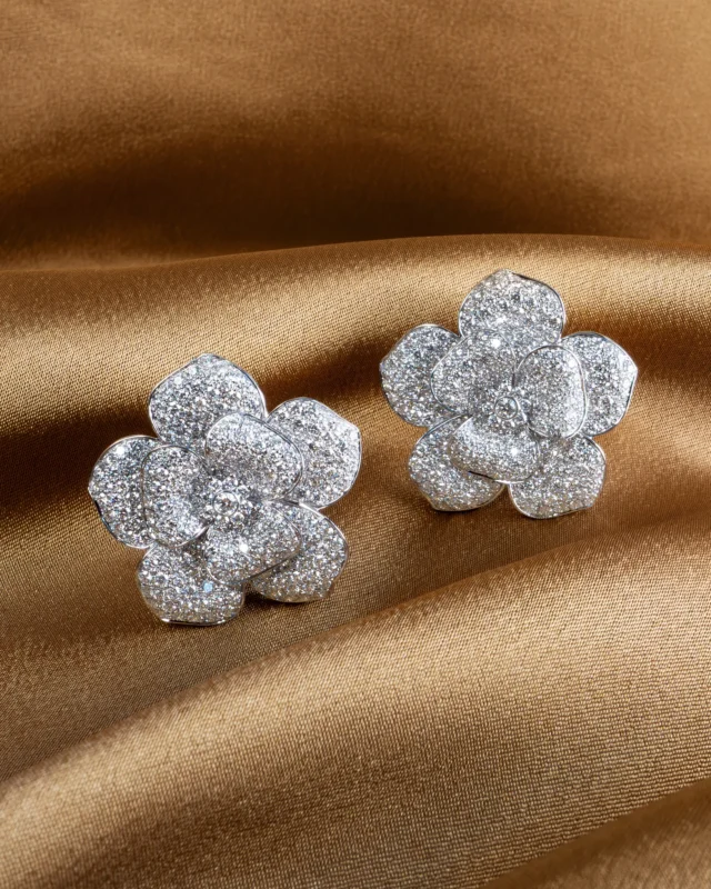 Craftsmanship in full bloom.

The Nilufar earrings by Leo Pizzo — pavé diamonds set in white gold, shaped into the timeless silhouette of a flower. A masterpiece of Italian fine jewellery, designed to be worn and remembered.

Collezione Nilufar 26277B