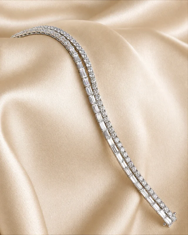 Elegance has its own rhythm. Sinfonia is born from the meeting of two strands of diamonds — baguette and brilliant — flowing in perfect accord around your wrist. The soundtrack to your most precious moments.

Collezione Sinfonia 29324B