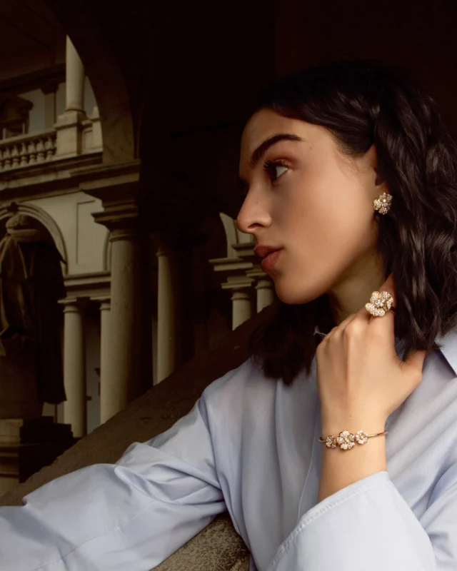 She moves through the world driven by a passion for art.
Flora by Leo Pizzo was made for her — because beauty is never decoration.

Collezione Flora 17480C-21790CMG-26254C
