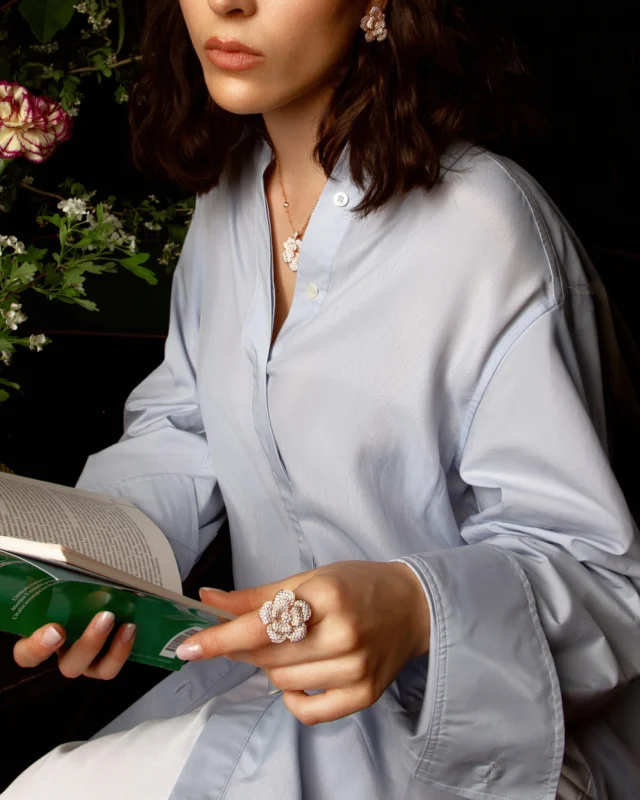 She moves through the world driven by a passion for art.
Flora by Leo Pizzo was made for her — because beauty is never decoration.

Collezione Nilufar 29771D-29772D-29770D