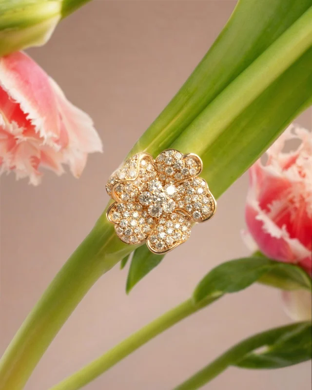 She carries spring with her, always.

Collezione Flora 21790CMG-17480C