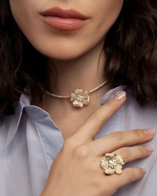She moves through the world driven by a passion for art.
Flora by Leo Pizzo was made for her — because beauty is never decoration.

Collezione Flora 29658C-21790CMG