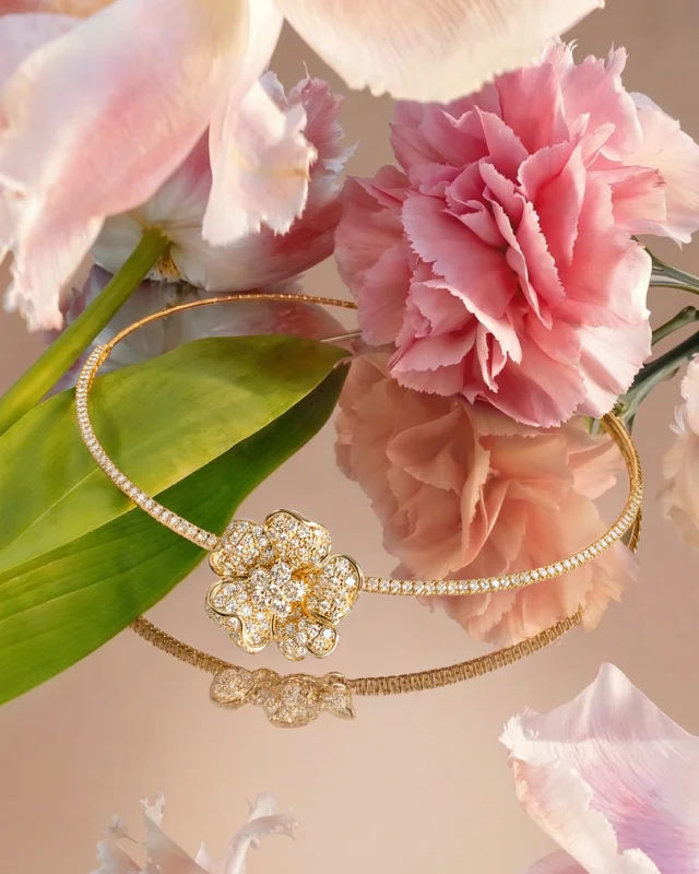 She carries spring with her, always.

Collezione Flora 29658C
