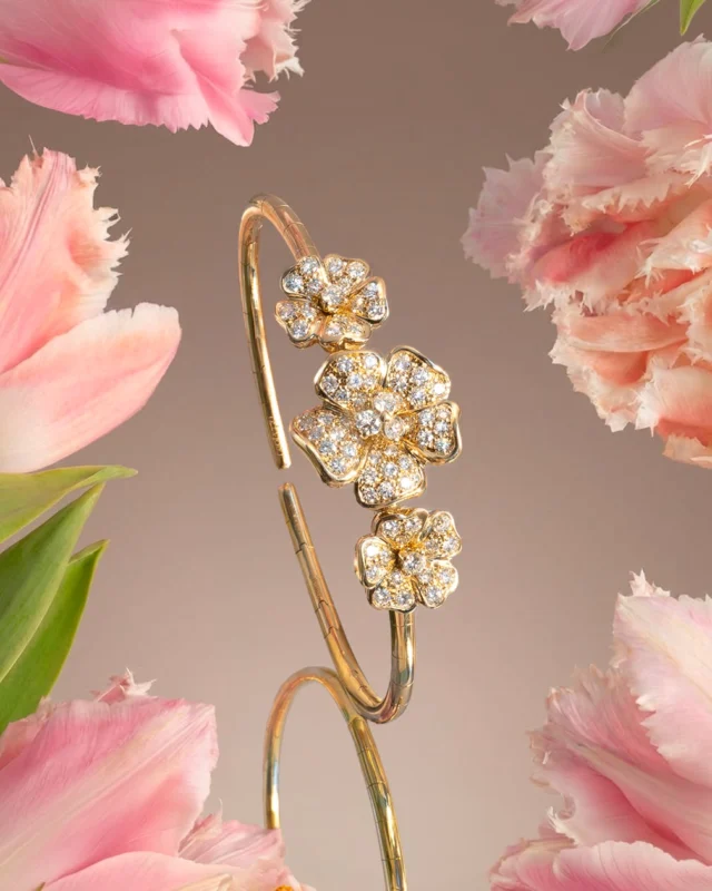She carries spring with her, always.

Collezione Flora 26254C