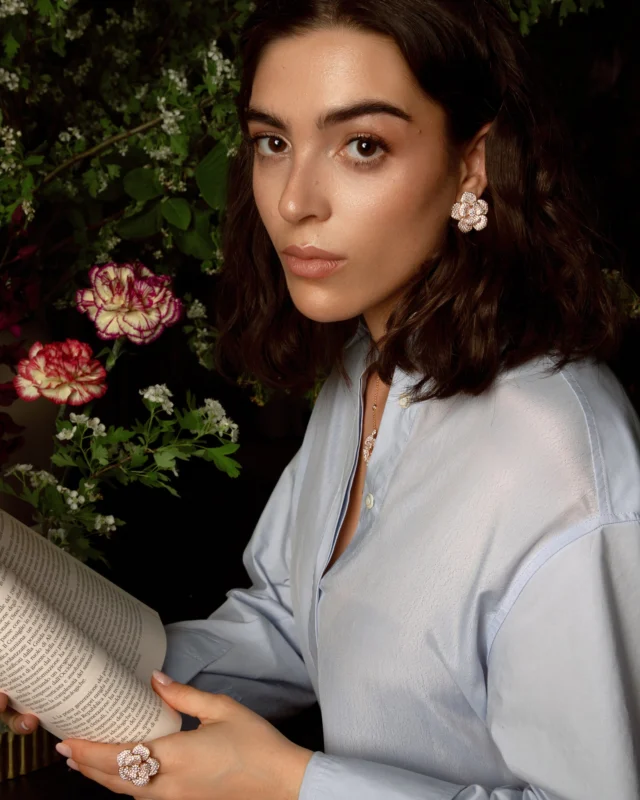 She moves through the world driven by a passion for art.
Flora by Leo Pizzo was made for her — because beauty is never decoration.

Collezione Nilufar 29771D-29772D-29770D