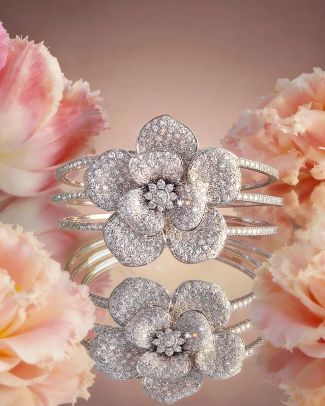 She carries spring with her, always.

Collezione Nilufar 28677B