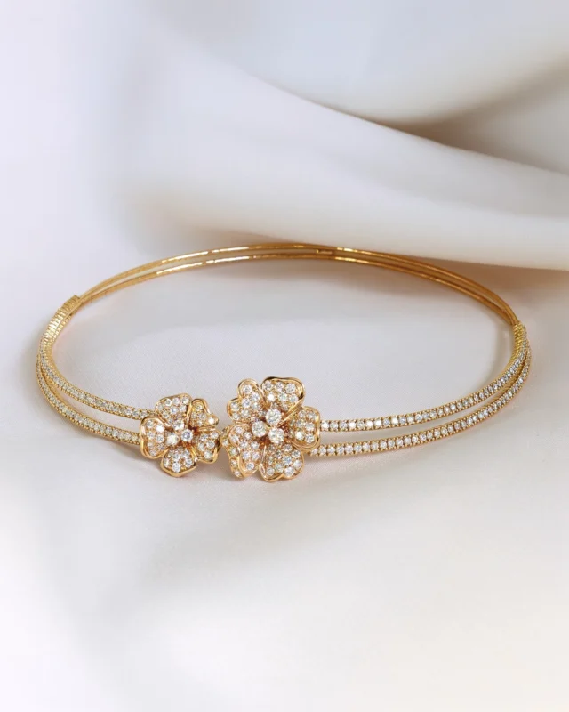 Sculptural volumes and diamond pavé shape a timeless flower, across ring, earrings, and choker — the same grace, expressed in three gestures.

Collezione Flora 28999C-17480CG-21790CM-19994CM-20190C