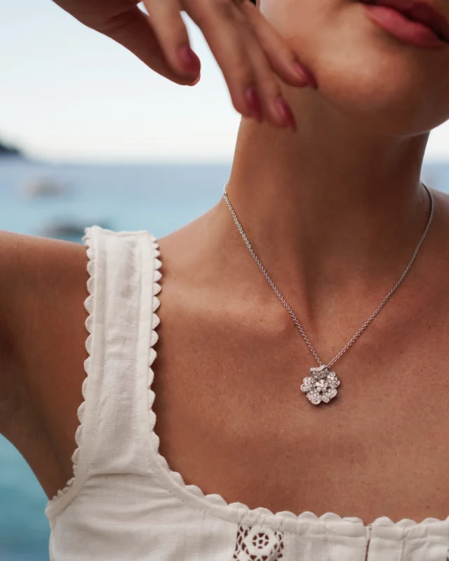 From the city to the sea, she carries only the essentials. 
Amid the coves of Camogli, a focaccia and the scent of sea salt, the Flora diamond pavé finds a new dimension.

Collezione Flora 17391BG-21790BMG