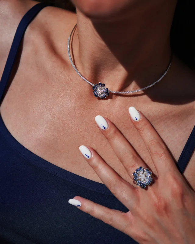 From the city to the sea, she carries only the essentials.
Amid the coves of Camogli, a focaccia and the scent of sea salt, the Flora diamond pavé finds a new dimension.

Collezione Flora 21790BZ*M-16952BZ*-29656BZ*