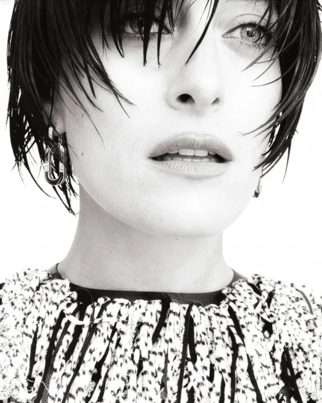 Gold that means business. The Loto earrings — 18kt yellow gold, brilliant and baguette diamonds set into a clean architectural link — bring a bold energy to @lindamesserklinger in this @numero_netherlands interview.Structured, geometric, modern, they hold their own.Collezione Loto 29285C