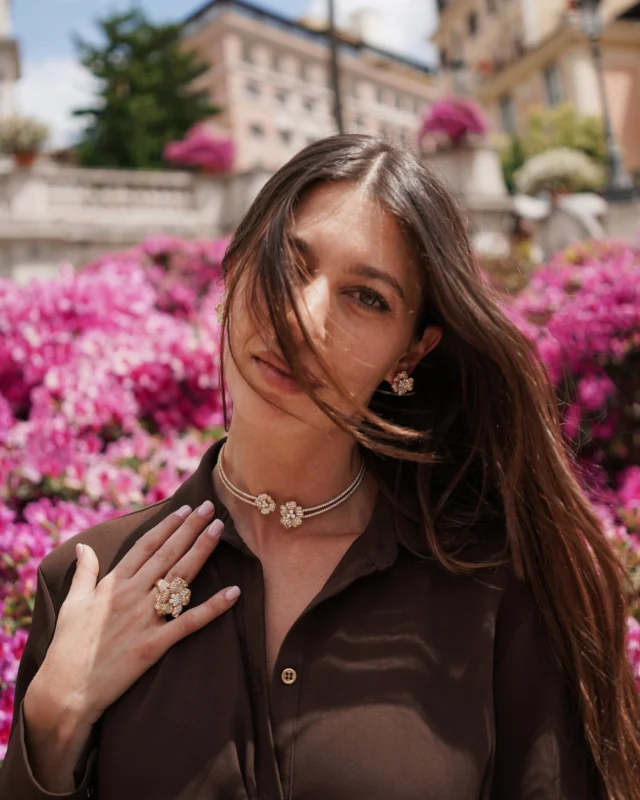 A city in bloom, a woman in gold and diamonds — beauty answering beauty.

Collezione Flora 17480CG-28999D-17350C