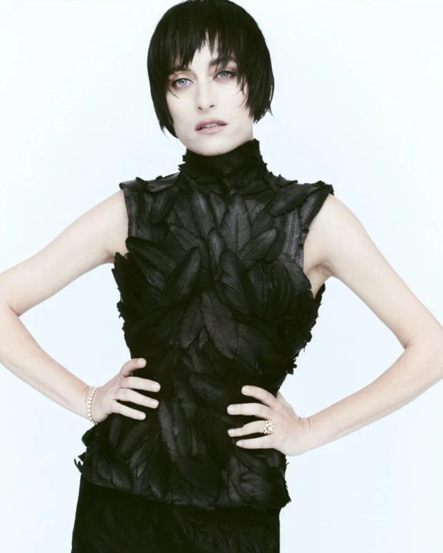 There's something captivating about the way @lindamesserklinger wears jewellery. For her @numero_netherlands interview, she paired the Bubble set with a sculptural all-black look. Each sphere, set in 18kt gold and pavé diamonds, conveys a sense of lightness that speaks to the mastery behind every piece.Collezione Bubble 29719C1-29530C