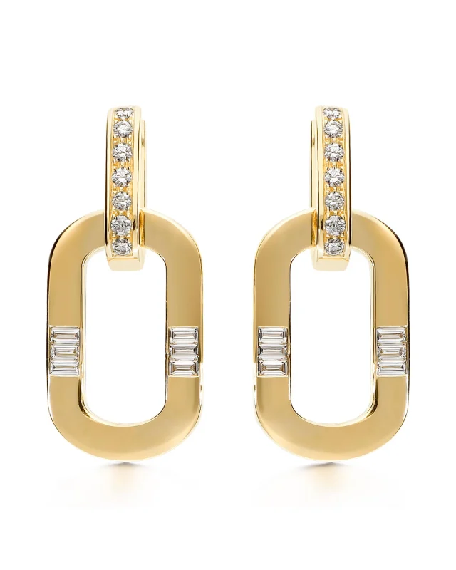 Simple and contemporary, the Loto Collection interprets the purity of form through a soft yet defined oval, a symbol of balance and continuity. Just as the lotus flower finds stability in its natural centre, so every creation is built around an ideal centre of gravity: an invisible fulcrum that lends strength, proportion and solidity. The 18-carat gold oval encapsulates a perfect balance between solid and open sections, whilst the baguette- and brilliant-cut diamonds play with the interplay of material and light.Collezione Loto 29285C