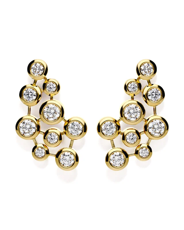 Bubble Collection embodies Leo Pizzo’s vision of high-end modern jewellery, where the purity of design meets exceptional craftsmanship. A constellation of diamonds, set like tiny bubbles, creates a luminous rhythm that feels both contemporary and timeless. Each piece captures the light with natural elegance, expressing a confident and refined femininity.Collezione Bubble 29723C
