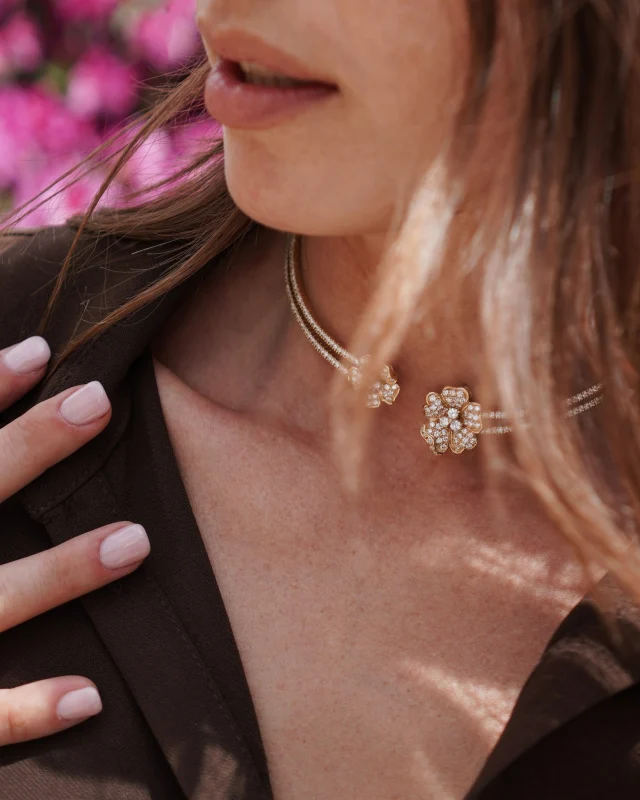 A city in bloom, a woman in gold and diamonds — beauty answering beauty.

Collezione Flora 28999D