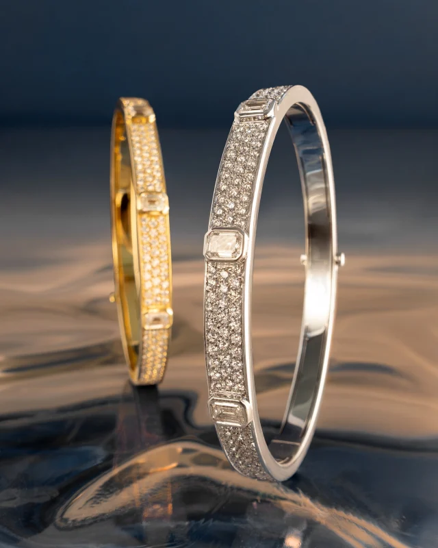 Golden hour on the sea. As the sky dissolves into rose and gold, natural diamonds catch the last light of day, and keep it forever.Collezione Polo 29404