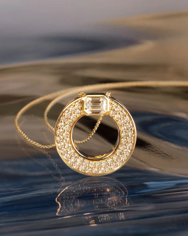 Golden hour on the sea. As the sky dissolves into rose and gold, natural diamonds catch the last light of day, and keep it forever.

Collezione Polo 29043C2-29045-29048C