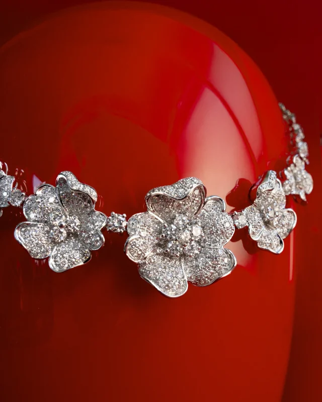 Out after dark, shining effortlessly with her favourite flowers.

Collezione Flora 17392B