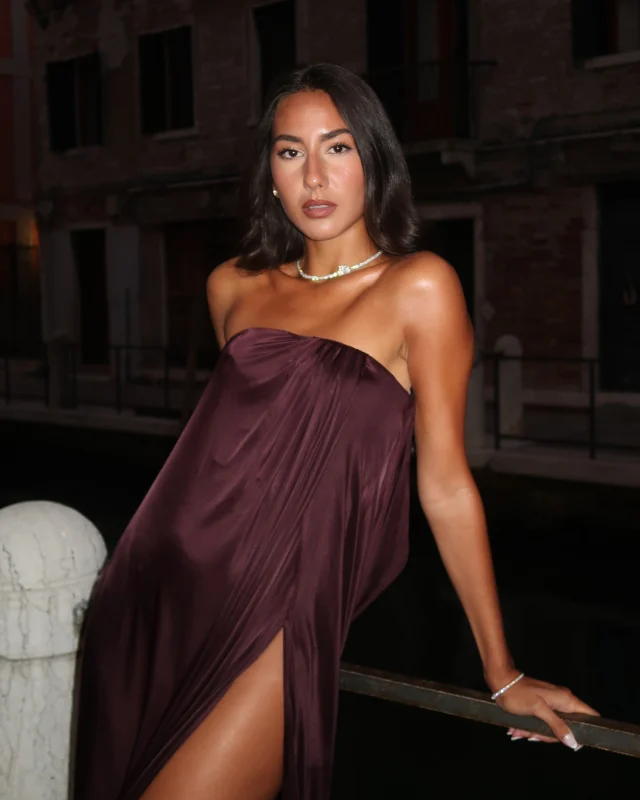 In the Venetian night, Flora chocker finds her precious light.

Collezione Flora 29380B
