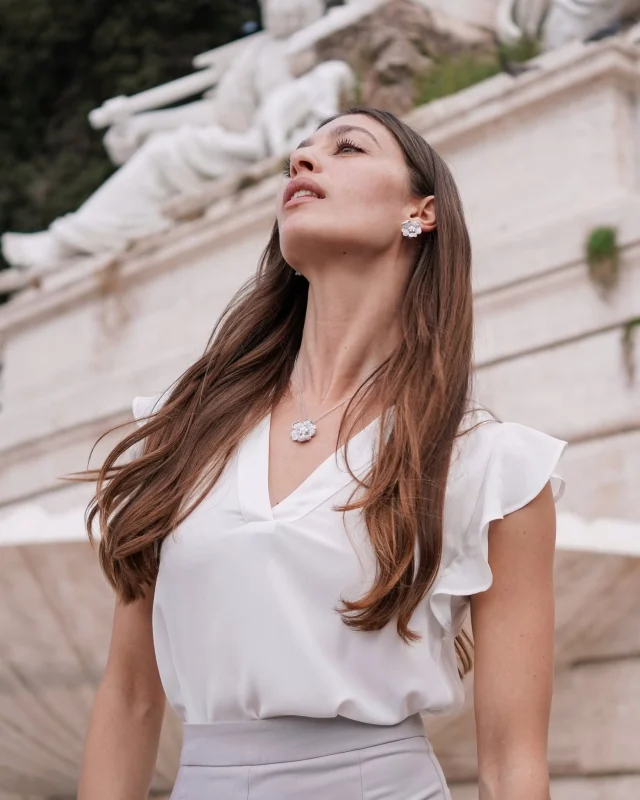 An August afternoon in Rome, where time seems to stand still. The diamond jewelry set matches the eternity of the scene — and for a moment, summer stops here.

Collezione Flora 17480BG-17391BG-17350B