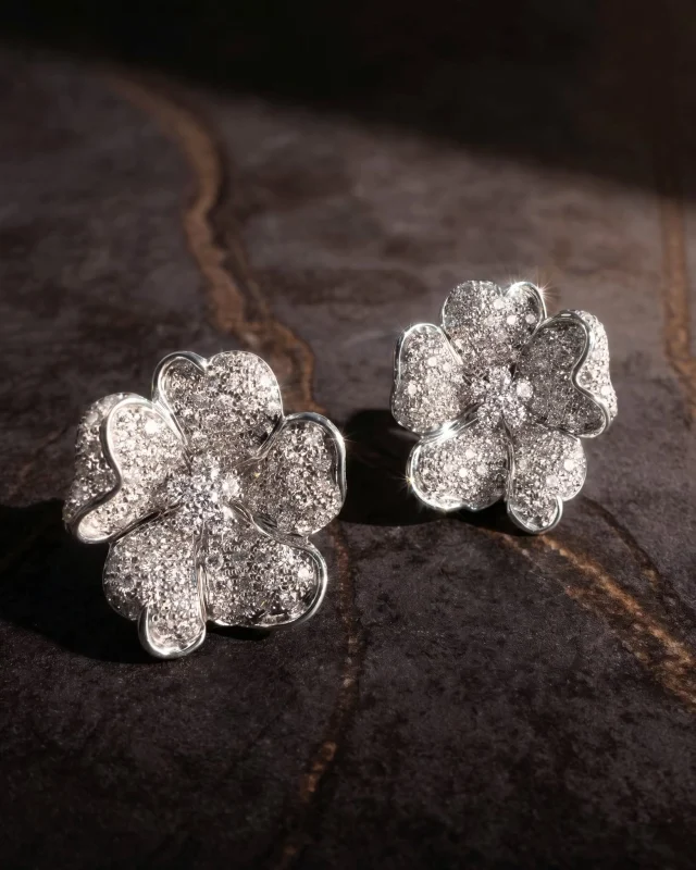 In Leo Pizzo's flowers, every petal is a microcosm of light: pavé diamonds follow its natural curve. The result is a jewel that seems to grow, not to have been built.

Collezione Flora 16951B